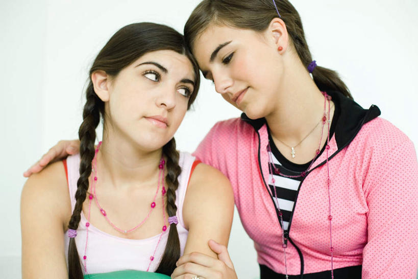 西方人,两个人,伙伴,朋友,坐,横图,室内,白天,白色背景,正面,友谊,欧洲,欧洲人,服装,墙,注视,休闲装,相视,墙壁,墙面,装饰品,衣服,粉色,首饰,低头,观察,看,靠,休闲,面对面,辫子,休闲服,摄影,服饰,影棚,观看,对视,麻花辫,察看,关注,相对,相看,碰,友情,年轻女性,女人,女性,白种人,坐着,半身,彩图,影棚拍摄,拍摄