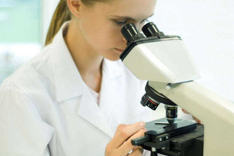 西方人,一个人,医生,横图,室内,白天,正面,实验,仪器,窗户,欧洲,欧洲人,仅一个年轻女性,仅一个女性,仅一个人,检查,朦胧,模糊,研究,反射,分析,科学,显微镜,墙,实验室,研究室,玻璃窗,墙壁,墙面,低头,观察,看,医护人员,医疗人员,清晰,探索,放大,观看,仔细,一台,透镜,科研,操作,凸透镜,聚焦,白大褂,关注,化验,检验,研究所,实验器材,化验室,检验室,光学,清楚,年轻女性,女人,女性,白种人,大夫,半身,彩图