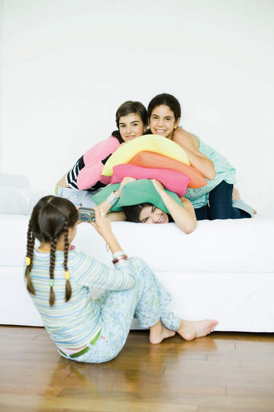 西方人,背部,四个人,坐,笑,微笑,露齿笑,竖图,室内,白天,正面,地板,靠垫,沙发,欧洲,欧洲人,撑,抬,握,墙,靠枕,地面,拿,拿着,注视,木地板,墙壁,墙面,垫子,枕头,观察,看,靠,趴着,拍,握着,观看,察看,撑着,关注,年轻女性,女人,女性,白种人,照相机,趴,坐着,彩图,全身,皮沙发