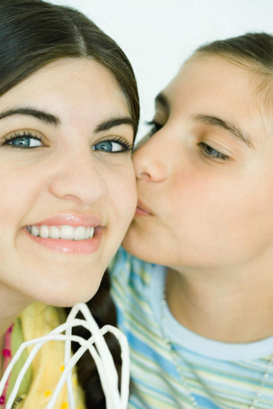 西方人,脸,头,脸颊,两个人,伙伴,朋友,笑,吻,微笑,露齿笑,竖图,室内,特写,白天,白色背景,正面,友谊,欧洲,欧洲人,服装,休闲装,衣服,休闲,辫子,休闲服,摄影,服饰,影棚,麻花辫,友情,年轻女性,女人,女性,白种人,头部,脸部,脸蛋,面部,亲,亲吻,半身,彩图,影棚拍摄,拍摄