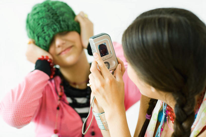 西方人,两个人,举,笑,微笑,露齿笑,横图,室内,白天,白色背景,正面,帽子,相机,欧洲,欧洲人,服装,墙,休闲装,墙壁,墙面,拍照,衣服,绿色,数码相机,托,休闲,辫子,休闲服,遮,摄影,服饰,影棚,麻花辫,遮挡,遮盖,遮蔽,一顶,编织帽,年轻女性,女人,女性,白种人,照相机,举起,举手,举着,抬头,向上举,向上伸,向上托,仰头,半身,彩图,影棚拍摄,拍摄,照相