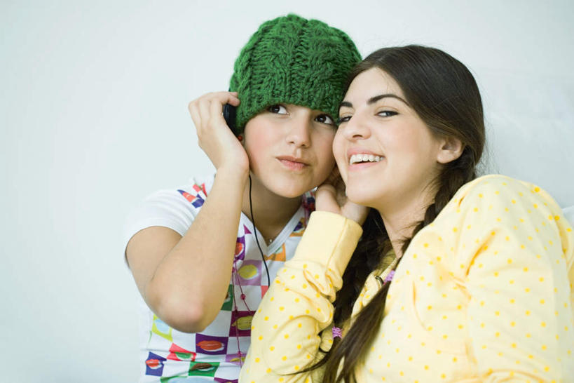 西方人,两个人,伙伴,朋友,坐,举,笑,微笑,露齿笑,横图,室内,白天,正面,友谊,帽子,欧洲,欧洲人,服装,墙,注视,休闲装,墙壁,墙面,衣服,绿色,观察,看,靠,托,休闲,休闲服,服饰,观看,察看,关注,一顶,编织帽,友情,年轻女性,女人,女性,白种人,举起,举手,举着,抬头,向上举,向上伸,向上托,仰头,坐着,半身,彩图