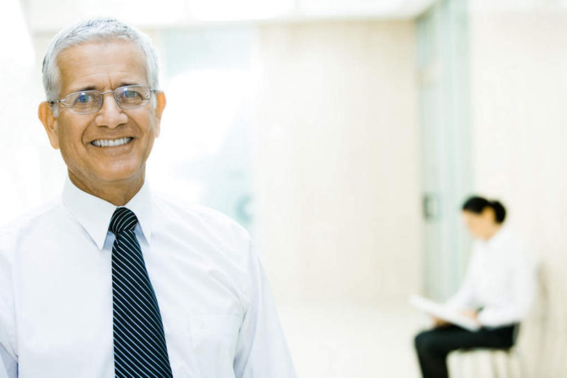 西方人,两个人,商务人士,商务男性,商务女性,站,笑,说,微笑,露齿笑,横图,室内,白天,正面,衬衫,讨论,地板,门,欧洲,欧洲人,套装,朦胧,模糊,材料,档案,文件,墙,地面,注视,木地板,墙壁,墙面,资料,门框,观察,看,站着,介绍,观看,察看,关注,文档,商务装,工薪阶层,交流,老年男性,男人,男性,年轻女性,女人,女性,白种人,白领,上班族,沟通,讲话,交谈,商讨,说话,谈话,站立,半身,彩图,衬衣