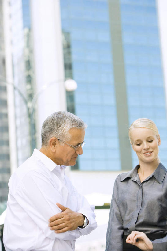 西方人,两个人,商务人士,设计师,建筑师,商务男性,商务女性,高楼大厦,站,笑,说,双手交叉,微笑,露齿笑,竖图,室外,白天,正面,衬衫,讨论,窗户,建筑,摩天大楼,欧洲,欧洲人,套装,玻璃窗,站着,介绍,双手抱胸,购买,房地产,销售,商务装,工薪阶层,交流,男人,男性,年轻男性,年轻女性,女人,女性,白种人,白领,美术设计员,上班族,设计,设计家,设计者,沟通,讲话,交谈,商讨,说话,谈话,半身,彩图,衬衣,大楼,高层建筑,高楼,摩天楼