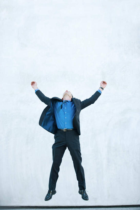 西方人,一个人,商务人士,商务男性,跳,竖图,室外,白天,正面,衬衫,欧洲,欧洲人,仅一个男性,仅一个人,套装,墙,半空,墙壁,墙面,仅一个年轻男性,商务装,工薪阶层,男人,男性,年轻男性,白种人,白领,上班族,跳跃,半身,彩图,衬衣