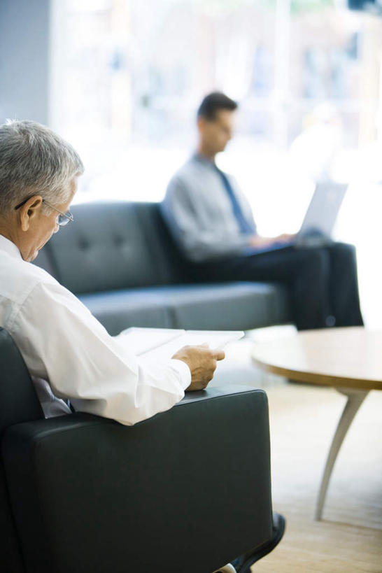 西方人,两个人,商务人士,商务男性,商务女性,坐,竖图,俯视,室内,白天,衬衫,电脑,笔记本电脑,地板,沙发,桌子,欧洲,欧洲人,套装,朦胧,模糊,网络,办公桌,墙,地面,注视,通讯设备,木地板,墙壁,墙面,观察,看,观看,两台,察看,无线,操作,关注,通信设备,商务装,无线网络,无线上网,便携式电脑,工薪阶层,手提电脑,男人,男性,年轻男性,白种人,白领,上班族,坐着,半身,彩图,高角度拍摄,衬衣,皮沙发