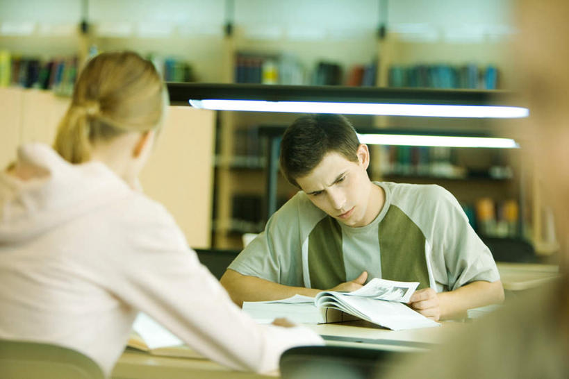 西方人,背部,三个人,伙伴,朋友,图书馆,坐,横图,室内,白天,正面,友谊,柜子,桌子,书籍,椅子,欧洲,欧洲人,材料,档案,文件,办公桌,木椅,灯光,注视,吊灯,灯,资料,灯具,低头,观察,看,观看,翻阅,察看,照明设备,关注,文档,档案柜,浏览室,友情,男人,男性,年轻男性,年轻女性,女人,女性,白种人,书,图书,坐着,半身,彩图,书库,图书库,阅览室