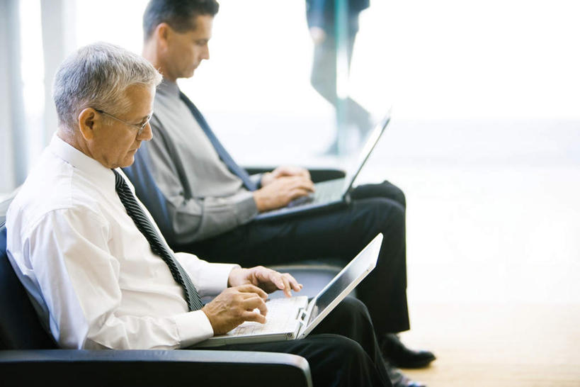 西方人,两个人,商务人士,商务男性,商务女性,坐,横图,俯视,室内,白天,衬衫,电脑,笔记本电脑,地板,沙发,欧洲,欧洲人,套装,朦胧,模糊,网络,墙,地面,注视,通讯设备,木地板,墙壁,墙面,观察,看,观看,两台,察看,无线,操作,关注,通信设备,商务装,无线网络,无线上网,便携式电脑,工薪阶层,手提电脑,男人,男性,年轻男性,白种人,白领,上班族,坐着,半身,彩图,高角度拍摄,衬衣,皮沙发