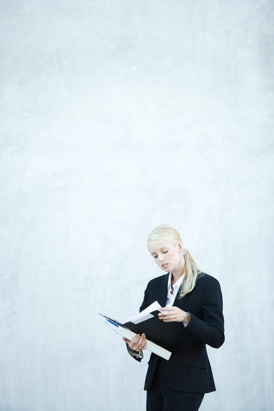 西方人,一个人,商务人士,商务女性,站,竖图,俯视,室外,白天,衬衫,欧洲,欧洲人,仅一个年轻女性,仅一个女性,仅一个人,套装,材料,档案,文件,墙,拿,拿着,注视,墙壁,墙面,资料,观察,看,站着,观看,翻阅,察看,关注,文档,商务装,工薪阶层,年轻女性,女人,女性,白种人,白领,上班族,站立,半身,彩图,高角度拍摄,衬衣