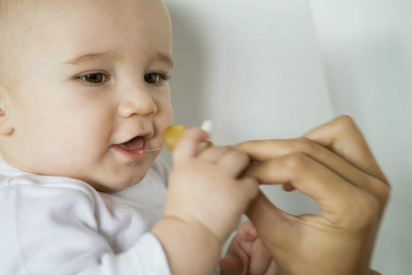 西方人,儿童,手,两个人,父亲,女儿,横图,室内,特写,白天,侧面,纯洁,地板,欧洲,欧洲人,墙,食品,糖,糖果,甜点,甜品,地面,软糖,拿,拿着,木地板,墙壁,墙面,食物,小孩,甜食,张嘴,父女,手部,父爱,可爱,童年,童趣,喂,张大嘴巴,童真,烂漫,无邪,天真,男人,男性,年轻男性,女孩,女人,女性,白种人,张开嘴,半身,彩图,女生