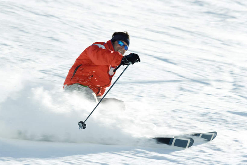 西方人,一个人,蹲,横图,俯视,室内,白天,锻炼,旅游,度假,运动,雪,大雪,帽子,欧洲,欧洲人,仅一个男性,仅一个人,滑雪,眼镜,积雪,雪景,冬天,娱乐,仅一个年轻男性,衣服,享受,休闲,放松,滑雪板,滑雪镜,滑雪帽,户外运动,滑雪衣,男人,男性,年轻男性,白种人,蹲着,半身,彩图,高角度拍摄,健身