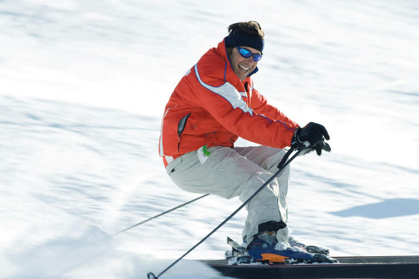 西方人,一个人,蹲,笑,微笑,露齿笑,横图,俯视,室内,白天,锻炼,旅游,度假,运动,雪,大雪,帽子,欧洲,欧洲人,仅一个男性,仅一个人,阴影,光线,滑雪,眼镜,影子,积雪,雪景,冬天,娱乐,仅一个年轻男性,衣服,阳光,享受,休闲,放松,滑雪板,滑雪镜,滑雪帽,户外运动,滑雪衣,男人,男性,年轻男性,白种人,蹲着,彩图,高角度拍摄,全身,健身