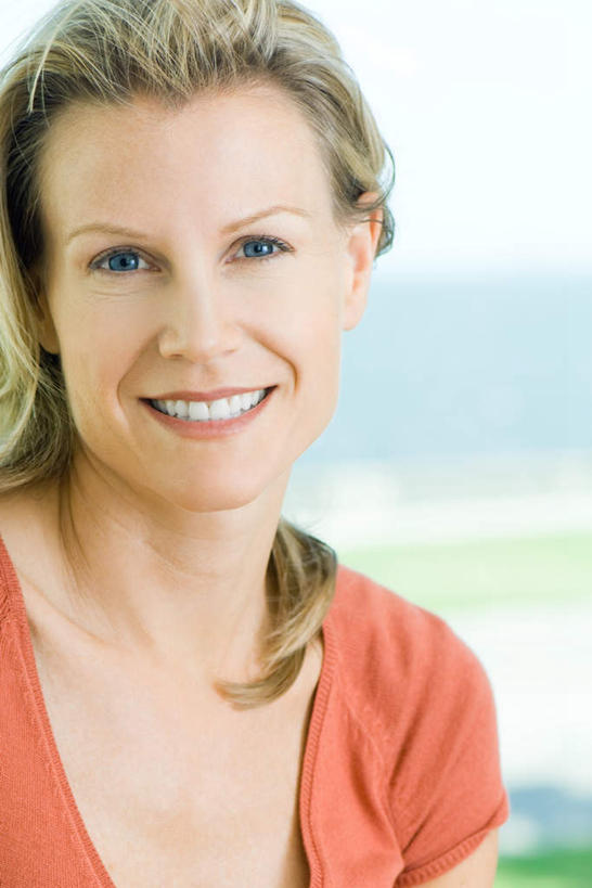 西方人,一个人,站,笑,微笑,露齿笑,竖图,室外,特写,白天,白色背景,正面,欧洲,欧洲人,仅一个年轻女性,仅一个女性,仅一个人,站着,摄影,影棚,年轻女性,女人,女性,白种人,半身,彩图,影棚拍摄,拍摄