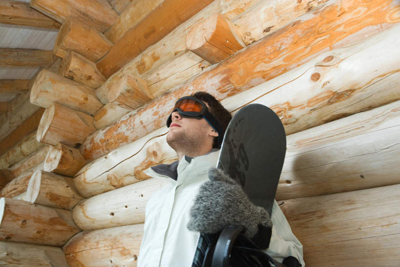 西方人,一个人,木屋,站,横图,室外,白天,仰视,锻炼,运动,欧洲,欧洲人,仅一个男性,仅一个人,阴影,服装,装饰,光线,眼镜,影子,拿,拿着,注视,仅一个年轻男性,衣服,阳光,手套,观察,看,站着,温暖,服饰,观看,羽绒服,保暖,华丽,滑雪板,点缀,察看,御寒,关注,滑雪镜,滑雪衣,衬托,美观,雅致,雅观,冬装,体育,男人,男性,年轻男性,白种人,抬头,仰头,站立,半身,彩图,低角度拍摄,健身,棚屋,小木屋