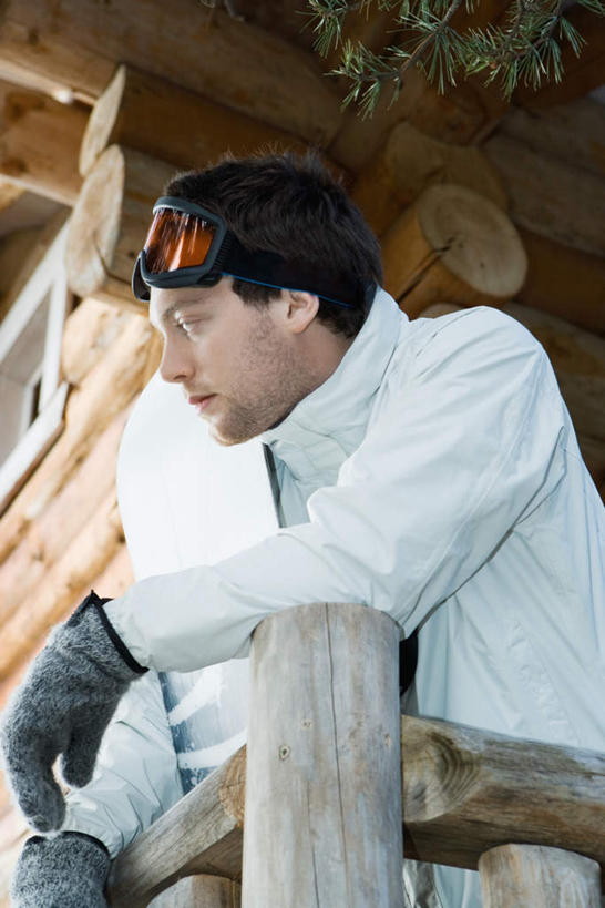 西方人,一个人,栏杆,站,抱,竖图,室内,白天,仰视,安全,植物,欧洲,欧洲人,仅一个男性,仅一个人,撑,阴影,服装,装饰,反射,眼镜,影子,墙,屋檐,围栏,走廊,防护,注视,护栏,檐,墙壁,墙面,树,树木,仅一个年轻男性,衣服,绿色,自然,手套,站着,温暖,服饰,生长,成长,抱着,羽绒服,保暖,护目镜,保护,华丽,滑雪板,点缀,撑着,搂着,御寒,保险,保全,周全,安稳,安定,衬托,美观,雅致,雅观,安全防护眼镜,风镜,冬装,平安,男人,男性,年轻男性,白种人,搂,半身,彩图,低角度拍摄,防护眼镜