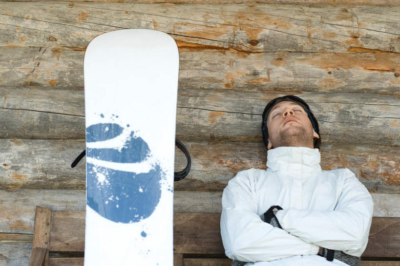 西方人,一个人,闭眼,双手交叉,横图,室外,白天,正面,欧洲,欧洲人,仅一个男性,仅一个人,服装,墙,墙壁,墙面,仅一个年轻男性,一个,衣服,靠,温暖,服饰,单个,羽绒服,保暖,滑雪板,双手抱胸,御寒,冬装,男人,男性,年轻男性,白种人,闭眼睛,闭着眼,闭着眼睛,抬头,仰头,半身,彩图