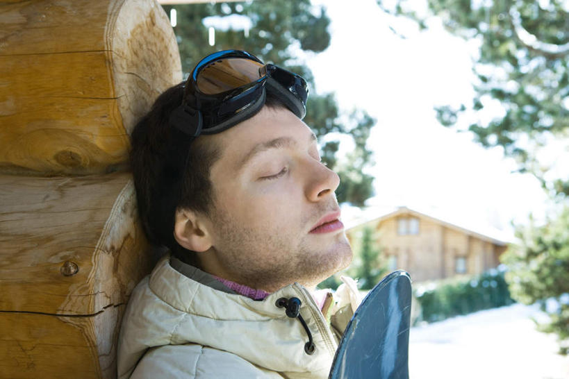 西方人,一个人,家,站,闭眼,横图,室外,白天,正面,安全,树林,雪,植物,大雪,欧洲,欧洲人,仅一个男性,仅一个人,服装,朦胧,模糊,眼镜,房屋,屋子,积雪,雪景,冬天,防护,楼房,住宅,树,树木,仅一个年轻男性,衣服,绿色,自然,站着,温暖,木桩,服饰,生长,成长,羽绒服,保暖,护目镜,保护,滑雪板,御寒,保险,保全,周全,安稳,安定,安全防护眼镜,风镜,冬装,平安,男人,男性,年轻男性,白种人,闭眼睛,闭着眼,闭着眼睛,抬头,仰头,半身,彩图,房子,防护眼镜