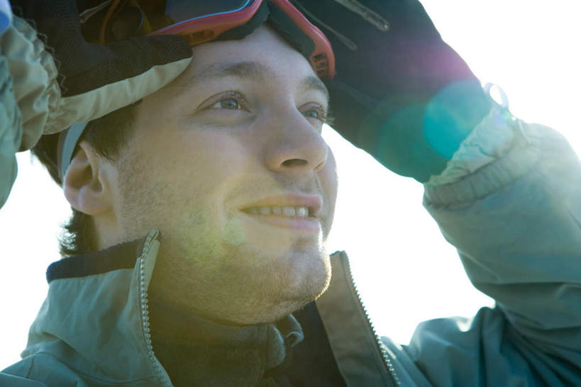 西方人,脸,头,脸颊,一个人,站,笑,微笑,露齿笑,横图,室外,特写,白天,正面,安全,欧洲,欧洲人,仅一个男性,仅一个人,阴影,服装,装饰,光线,眼镜,影子,防护,注视,仅一个年轻男性,衣服,阳光,手套,摘,站着,温暖,服饰,羽绒服,保暖,护目镜,保护,华丽,点缀,御寒,保险,保全,周全,安稳,安定,衬托,美观,雅致,雅观,安全防护眼镜,风镜,冬装,平安,男人,男性,年轻男性,白种人,头部,脸部,脸蛋,面部,半身,彩图,防护眼镜