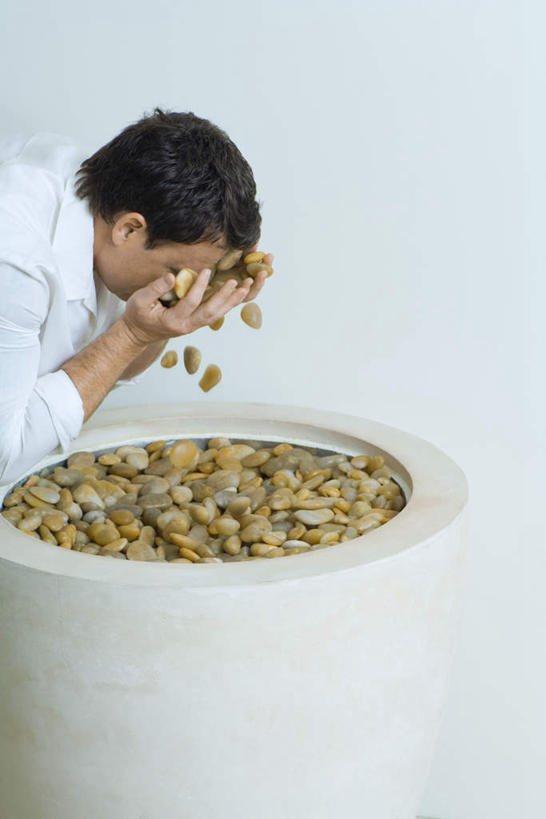 西方人,一个人,站,捧,竖图,俯视,室内,白天,白色背景,石头,欧洲,欧洲人,仅一个男性,仅一个人,许多,石子,墙,注视,墙壁,墙面,仅一个年轻男性,观察,看,弯,站着,遮,摄影,影棚,观看,察看,遮挡,关注,遮盖,男人,男性,年轻男性,白种人,石块,捧着,手捧,站立,半身,彩图,高角度拍摄,影棚拍摄,拍摄