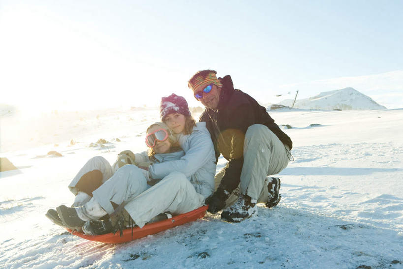 西方人,儿童,三个人,家庭,坐,蹲,推,抱,横图,室外,白天,正面,纯洁,雪,植物,大雪,帽子,欧洲,欧洲人,阴影,服装,光线,影子,积雪,雪景,冬天,注视,树,树木,小孩,衣服,蓝色,绿色,蓝天,天空,阳光,自然,围巾,天,观察,看,靠,温暖,温馨,一家人,可爱,童年,童趣,服饰,生长,成长,滑板,抱着,观看,羽绒服,保暖,和睦,察看,搂着,御寒,关注,童真,烂漫,无邪,冬装,天真,男人,男性,年轻男性,年轻女性,女孩,女人,女性,白种人,蹲着,搂,坐着,彩图,全身,融洽,女生