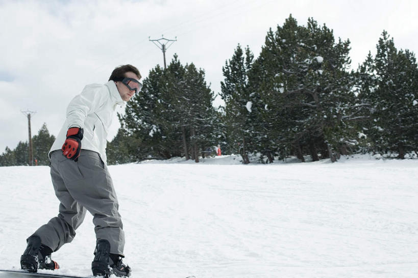 西方人,一个人,站,横图,室外,白天,正面,安全,树林,雪,植物,大雪,欧洲,欧洲人,仅一个男性,仅一个人,服装,装饰,滑雪,眼镜,积雪,雪景,冬天,防护,注视,树,树木,仅一个年轻男性,衣服,绿色,自然,手套,观察,看,站着,转头,温暖,服饰,生长,成长,观看,羽绒服,保暖,护目镜,保护,华丽,滑雪板,点缀,察看,御寒,关注,保险,保全,周全,安稳,安定,衬托,美观,雅致,雅观,安全防护眼镜,风镜,冬装,平安,男人,男性,年轻男性,白种人,站立,张开手臂,彩图,全身,防护眼镜