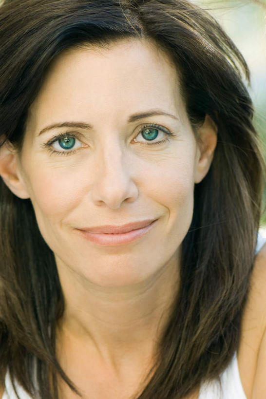 西方人,一个人,笑,微笑,竖图,室内,特写,白天,正面,欧洲,欧洲人,瞳孔,仅一个年轻女性,仅一个女性,仅一个人,蓝色,愉悦,年轻女性,女人,女性,白种人,半身,彩图,开心