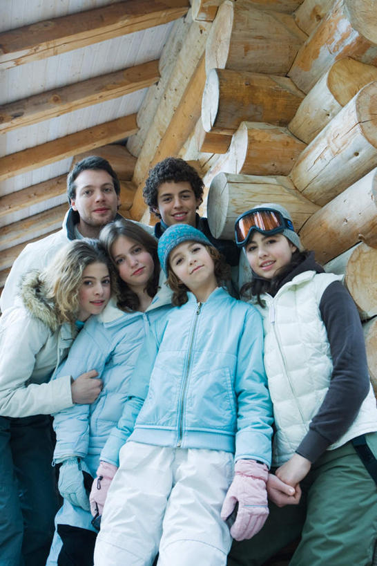 西方人,伙伴,朋友,站,笑,微笑,露齿笑,竖图,室外,白天,仰视,友谊,安全,欧洲,欧洲人,服装,装饰,眼镜,墙,屋檐,防护,许多人,注视,檐,墙壁,墙面,衣服,手套,围巾,观察,看,靠,弯,站着,温暖,服饰,观看,羽绒服,保暖,护目镜,保护,华丽,点缀,察看,御寒,关注,保险,保全,周全,安稳,安定,衬托,美观,雅致,雅观,安全防护眼镜,风镜,冬装,平安,友情,男人,男性,年轻男性,年轻女性,女人,女性,白种人,站立,半身,彩图,低角度拍摄,防护眼镜