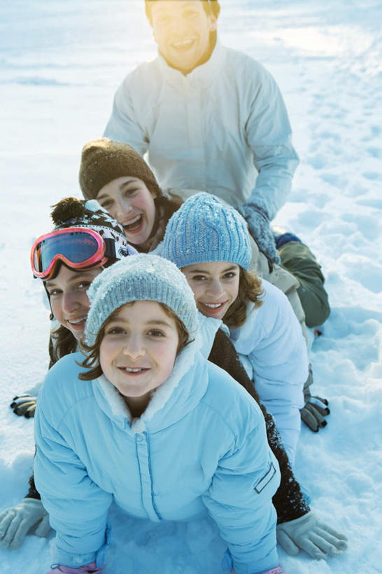 西方人,伙伴,朋友,坐,竖图,俯视,室外,白天,友谊,安全,雪,大雪,帽子,欧洲,欧洲人,五个人,一排,撑,阴影,服装,装饰,光线,眼镜,影子,积雪,雪景,冬天,防护,注视,排列,衣服,天空,阳光,手套,围巾,天,观察,看,温暖,服饰,观看,羽绒服,保暖,护目镜,保护,华丽,点缀,察看,撑着,御寒,队列,关注,保险,保全,周全,安稳,安定,衬托,美观,雅致,雅观,安全防护眼镜,风镜,冬装,平安,友情,男人,男性,年轻男性,年轻女性,女人,女性,白种人,坐着,彩图,高角度拍摄,全身,防护眼镜