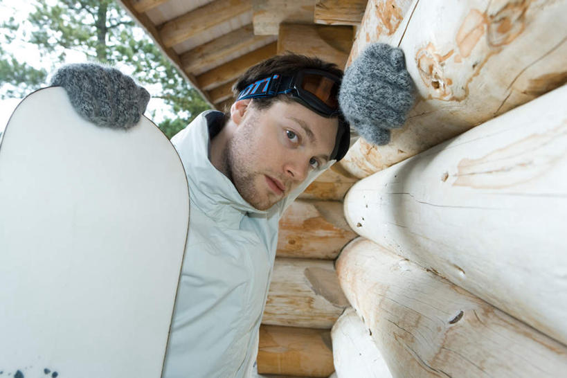 西方人,一个人,站,横图,室外,白天,正面,安全,植物,欧洲,欧洲人,仅一个男性,仅一个人,撑,阴影,服装,眼镜,影子,墙,屋檐,防护,拿,拿着,注视,檐,墙壁,墙面,树,树木,仅一个年轻男性,衣服,绿色,自然,观察,看,靠,站着,温暖,服饰,生长,成长,滑板,观看,羽绒服,保暖,护目镜,保护,察看,撑着,御寒,关注,保险,保全,周全,安稳,安定,安全防护眼镜,风镜,冬装,平安,男人,男性,年轻男性,白种人,站立,半身,彩图,防护眼镜