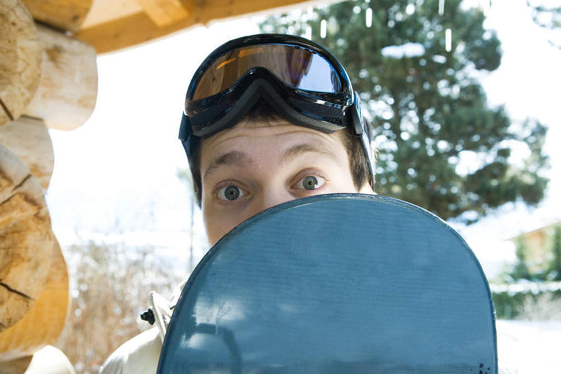 西方人,一个人,站,横图,室外,白天,正面,安全,植物,欧洲,欧洲人,仅一个男性,仅一个人,服装,眼镜,墙,屋檐,防护,拿,拿着,注视,檐,墙壁,墙面,树,树木,仅一个年轻男性,衣服,绿色,自然,观察,看,站着,温暖,遮,服饰,生长,成长,滑板,观看,羽绒服,保暖,护目镜,保护,察看,遮挡,御寒,关注,瞪眼,保险,遮盖,遮蔽,保全,周全,安稳,安定,安全防护眼镜,风镜,冬装,平安,男人,男性,年轻男性,白种人,站立,半身,彩图,防护眼镜