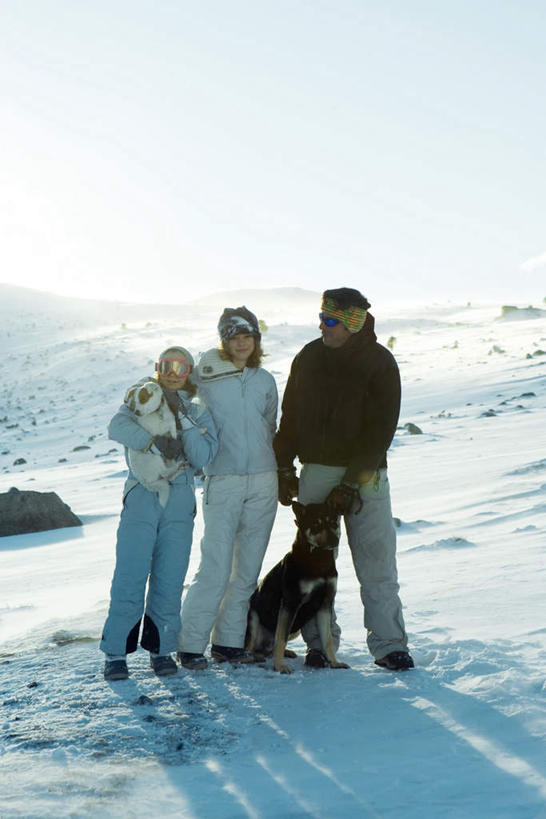 西方人,三个人,伙伴,朋友,站,竖图,室外,白天,正面,友谊,雪,大雪,帽子,欧洲,欧洲人,一排,阴影,服装,装饰,光线,影子,积雪,雪景,冬天,排列,衣服,天空,阳光,手套,围巾,天,站着,温暖,服饰,羽绒服,保暖,华丽,点缀,御寒,队列,衬托,美观,雅致,雅观,冬装,友情,男人,男性,年轻男性,年轻女性,女人,女性,白种人,彩图,全身