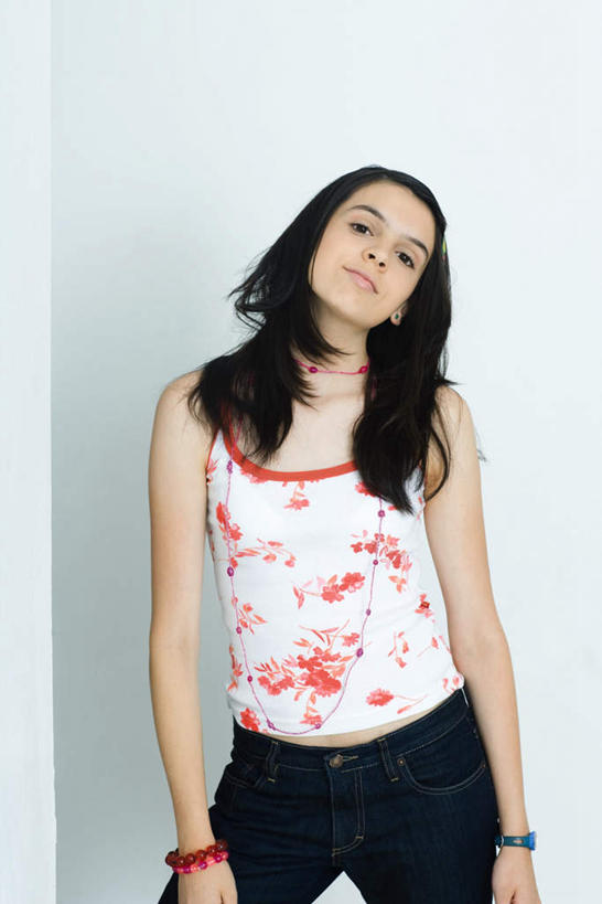 西方人,头,一个人,站,竖图,室内,白天,白色背景,正面,欧洲,欧洲人,仅一个年轻女性,仅一个女性,仅一个人,服装,倾斜,注视,休闲装,衣服,观察,看,站着,休闲,休闲服,摄影,服饰,影棚,观看,察看,关注,年轻女性,女人,女性,白种人,站立,半身,彩图,影棚拍摄,拍摄