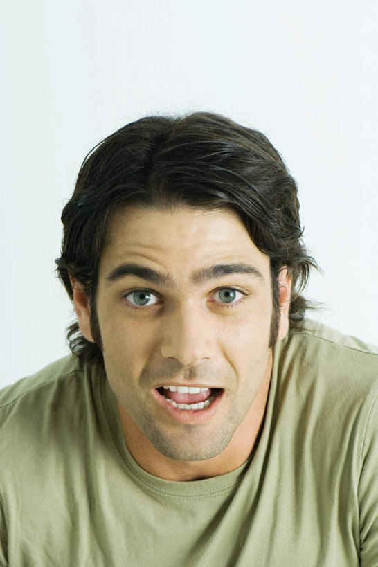 西方人,脸,头,脸颊,一个人,竖图,室内,特写,白天,白色背景,正面,欧洲,欧洲人,仅一个男性,仅一个人,服装,注视,休闲装,肩膀,仅一个年轻男性,衣服,观察,看,张嘴,休闲,皱眉,休闲服,摄影,服饰,影棚,观看,察看,关注,张大嘴巴,男人,男性,年轻男性,白种人,头部,脸部,脸蛋,面部,张开嘴,半身,彩图,影棚拍摄,拍摄