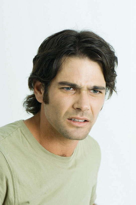 西方人,脸,头,脸颊,一个人,竖图,室内,特写,白天,白色背景,正面,欧洲,欧洲人,仅一个男性,仅一个人,服装,注视,休闲装,肩膀,仅一个年轻男性,衣服,观察,看,休闲,皱眉,休闲服,摄影,服饰,影棚,观看,察看,关注,男人,男性,年轻男性,白种人,头部,脸部,脸蛋,面部,半身,彩图,影棚拍摄,拍摄