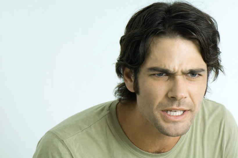 西方人,脸,头,脸颊,一个人,横图,室内,特写,白天,白色背景,正面,欧洲,欧洲人,仅一个男性,仅一个人,服装,惊讶,注视,休闲装,肩膀,仅一个年轻男性,衣服,观察,看,休闲,皱眉,休闲服,摄影,服饰,影棚,观看,察看,关注,男人,男性,年轻男性,白种人,头部,脸部,脸蛋,面部,半身,彩图,影棚拍摄,拍摄