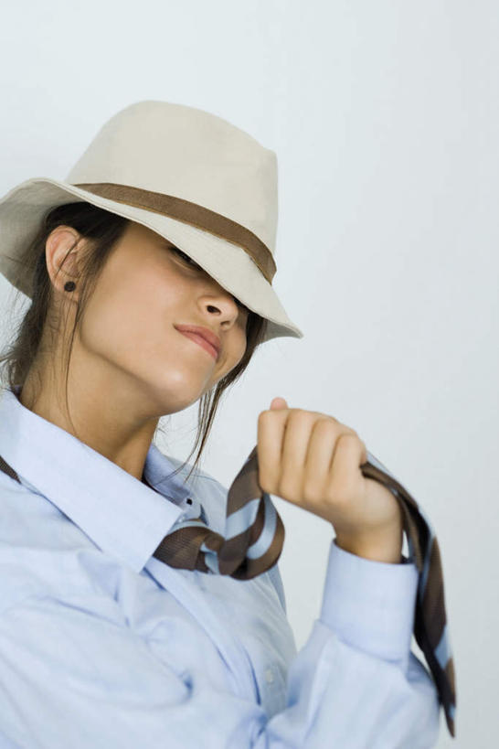 西方人,一个人,站,笑,微笑,竖图,室内,白天,白色背景,正面,帽子,欧洲,欧洲人,仅一个年轻女性,仅一个女性,仅一个人,一根,服装,领带,注视,休闲装,礼帽,一个,衣服,观察,看,站着,休闲,休闲服,遮,摄影,服饰,影棚,单个,观看,扯,察看,遮挡,关注,遮盖,遮蔽,年轻女性,女人,女性,白种人,站立,半身,彩图,影棚拍摄,拍摄