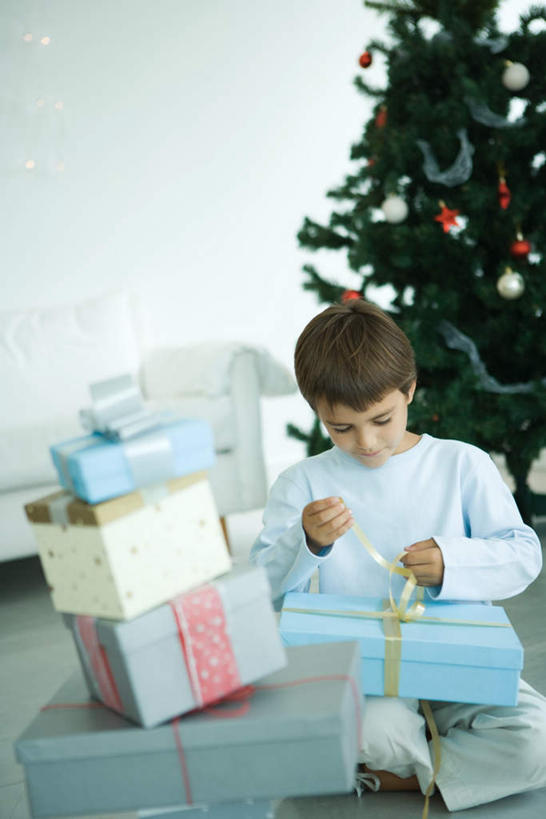 西方人,儿童,一个人,竖图,室内,白天,正面,纯洁,植物,礼盒,礼物,欧洲,圣诞节,欧洲人,仅一个女性,仅一个人,一棵,许多,服装,节日,庆祝,装饰,挂饰,纸盒,墙,圣诞树,圣诞球,休闲装,文化,墙壁,墙面,盒子,球,树,树木,小孩,衣服,绿色,自然,包装盒,礼品盒,低头,仅一个小孩,庆典,休闲,球体,休闲服,可爱,童年,童趣,服饰,礼品,生长,成长,纪念,华丽,修饰,点缀,拆,童真,烂漫,无邪,衬托,美观,雅致,雅观,天真,女孩,女人,女性,白种人,孩子,半身,彩图,女生