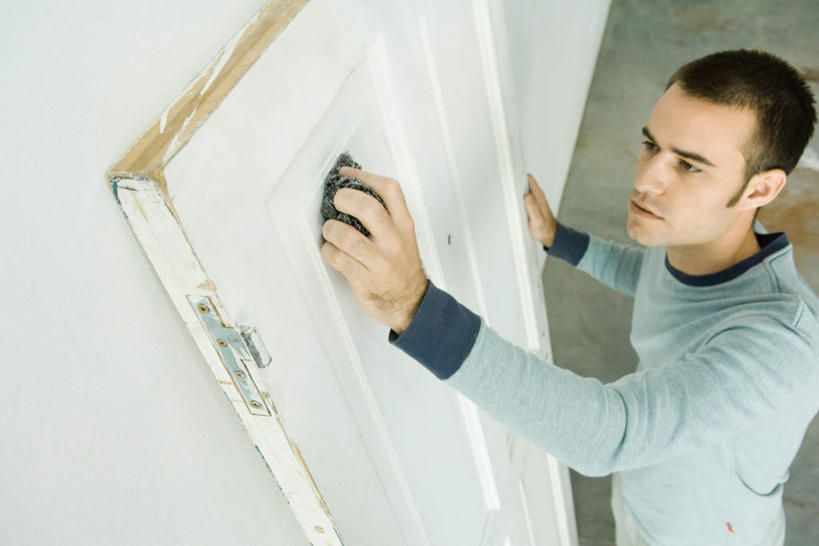 西方人,一个人,站,横图,俯视,室内,白天,门,欧洲,欧洲人,仅一个男性,仅一个人,擦,服装,瓷砖,地砖,墙,地面,拿,拿着,休闲装,墙壁,墙面,仅一个年轻男性,衣服,门框,按,站着,休闲,休闲服,服饰,男人,男性,年轻男性,白种人,抬头,仰头,半身,彩图,高角度拍摄