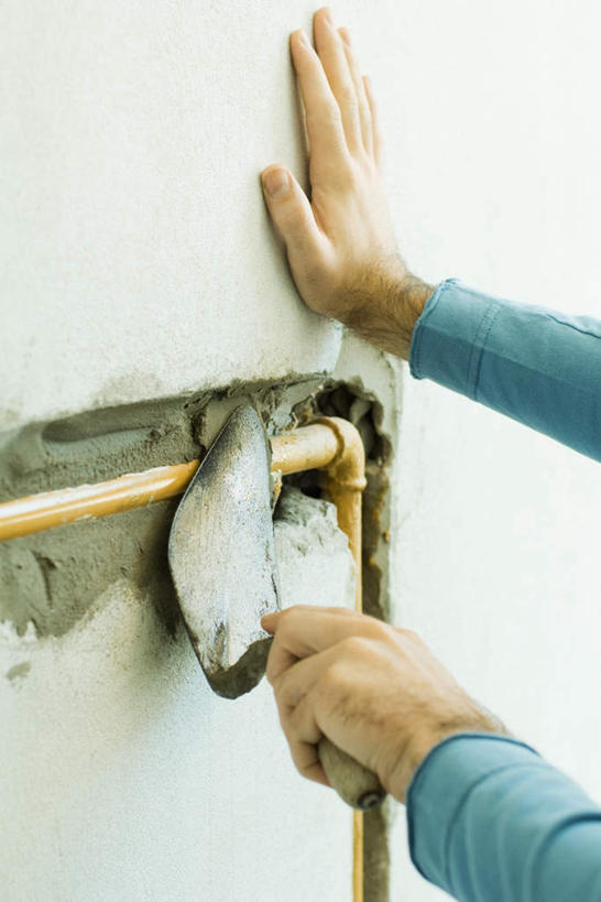 西方人,手,一个人,站,竖图,室内,特写,白天,正面,欧洲,欧洲人,双手,仅一个男性,仅一个人,服装,铲子,墙,拿,铲,拿着,休闲装,水管,水泥,墙壁,墙面,仅一个年轻男性,衣服,按,站着,休闲,手部,休闲服,服饰,男人,男性,年轻男性,白种人,站立,半身,彩图