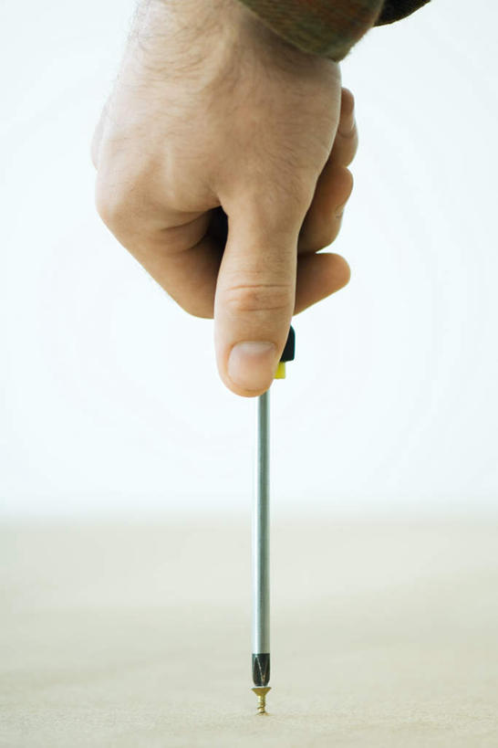 西方人,手,一个人,竖图,室内,特写,白天,正面,金属制品,欧洲,欧洲人,仅一个男性,仅一个人,一把,连接,组合,金属,工具,木板,墙,拿,拿着,墙壁,墙面,仅一个年轻男性,手部,钻,螺丝刀,单手,起子,链接,五金,紧固,拼接,拼凑,拼合,凑集,聚合,撮合,链结,牢固,改锥,男人,男性,年轻男性,白种人,半身,彩图