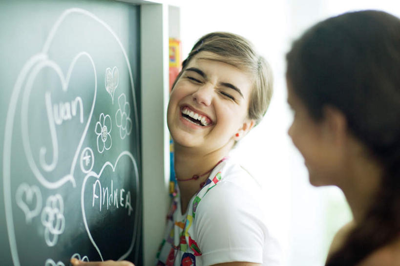 西方人,儿童,两个人,伙伴,朋友,学校,站,闭眼,笑,微笑,露齿笑,横图,室内,白天,侧面,爱情,友谊,纯洁,欧洲,欧洲人,写,服装,爱心,朦胧,模糊,反射,笔,工具,墙,浪漫,休闲装,校园,墙壁,墙面,画,小孩,衣服,粉笔,学习用品,黑板,靠,站着,休闲,教室,温暖,温馨,心形,休闲服,恩爱,可爱,童年,童趣,教学,服饰,文具用品,和睦,童真,烂漫,无邪,粉笔字,耐磨,白垩,教学黑板,天真,友情,女孩,女人,女性,白种人,心型,闭眼睛,闭着眼,闭着眼睛,半身,彩图,融洽,女生