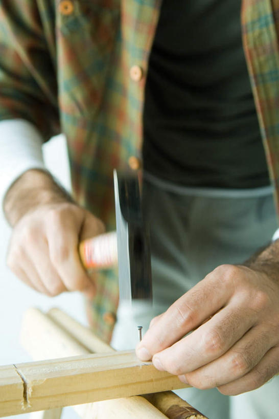 西方人,一个人,站,竖图,俯视,室内,特写,白天,欧洲,欧洲人,仅一个男性,仅一个人,一把,敲打,握,服装,朦胧,模糊,锤子,钉子,工具,榔头,木板,敲,休闲装,仅一个年轻男性,衣服,站着,休闲,休闲服,握着,服饰,五金,变形,紧固,矫正,塑形,牢固,男人,男性,年轻男性,白种人,站立,半身,彩图,高角度拍摄,稳固