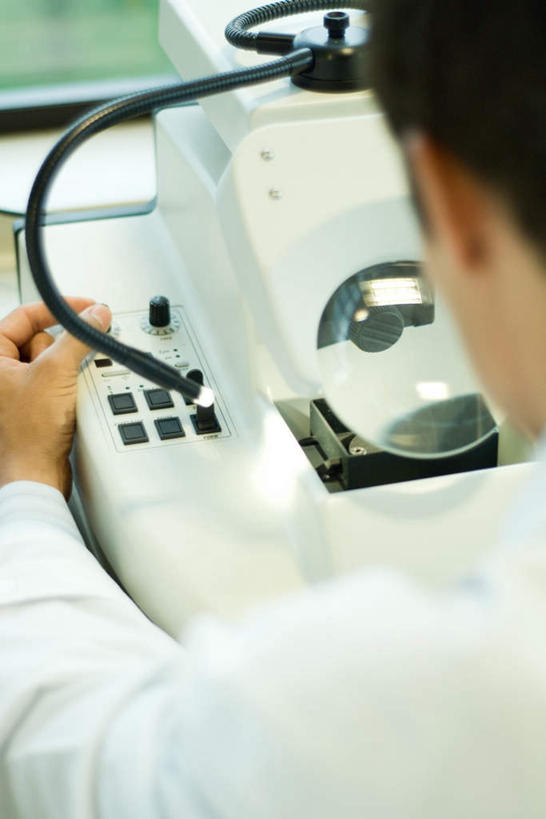 西方人,一个人,科学家,站,竖图,俯视,室内,白天,工作服,制服,实验,窗户,欧洲,欧洲人,仅一个男性,仅一个人,服装,研究,科学,实验室,研究室,玻璃窗,仅一个年轻男性,衣服,站着,服饰,一台,科研,操作,衣着,穿着,化验,检验,研究所,科学研究者,化验室,检验室,工作制服,衣饰,试验机,男人,男性,年轻男性,白种人,科学工作者,站立,半身,彩图,高角度拍摄,工作套服