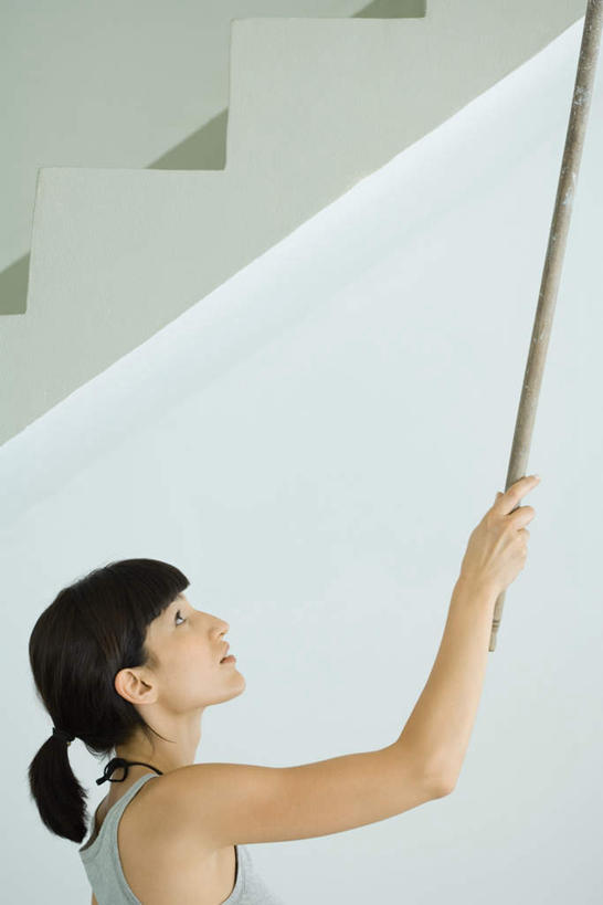 西方人,一个人,站,笑,微笑,露齿笑,竖图,室内,白天,仰视,楼梯,装修,欧洲,欧洲人,仅一个年轻女性,仅一个女性,仅一个人,一把,撑,服装,阶梯,墙,拿,刷,拿着,注视,休闲装,装潢,墙壁,墙面,台阶,衣服,粉刷,刷子,观察,看,站着,休闲,休闲服,服饰,观看,油漆,涂料,察看,撑着,关注,年轻女性,女人,女性,白种人,站立,半身,彩图,低角度拍摄