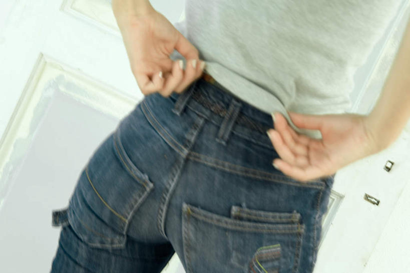 西方人,一个人,站,横图,室内,特写,白天,门,欧洲,欧洲人,仅一个年轻女性,仅一个女性,仅一个人,服装,休闲装,穿,背面,衣服,门框,站着,休闲,休闲服,服饰,扯,年轻女性,女人,女性,白种人,站立,半身,彩图