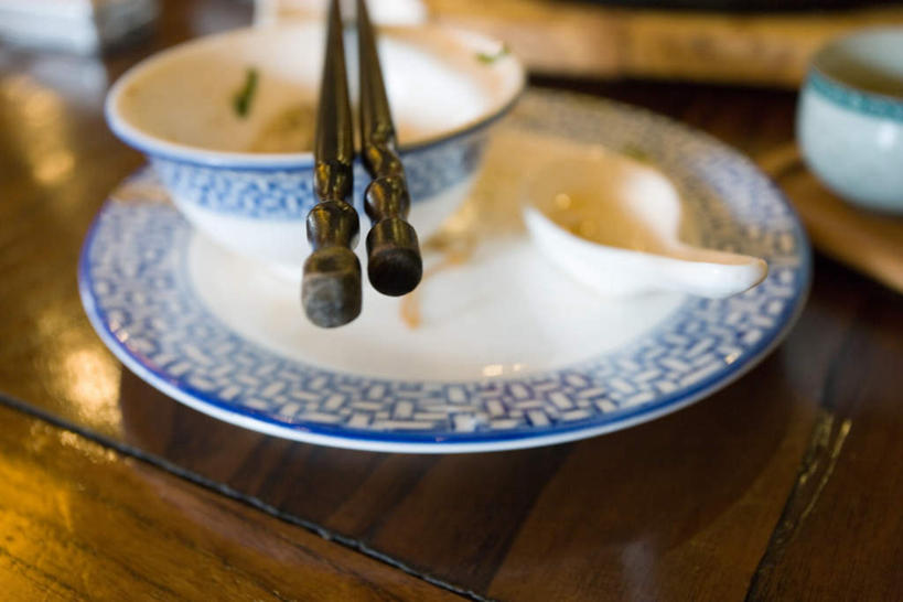 无人,横图,俯视,室内,特写,白天,餐桌,筷子,桌子,餐具,阴影,朦胧,模糊,光线,碟子,盘,影子,勺子,文化,传统,阳光,盘子,调羹,碟,汤匙,碗,餐台,礼节,礼仪,进餐用具,烹调用具,彩图,高角度拍摄