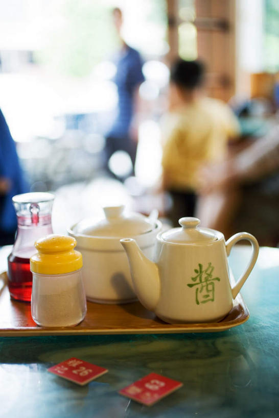 无人,竖图,俯视,室内,特写,白天,餐桌,茶,桌子,朦胧,模糊,标志,壶,数字,文字,字符,文化,标识,水壶,茶壶,汉字,阿拉伯数字,餐台,中文,一壶,国文,华文,彩图,高角度拍摄