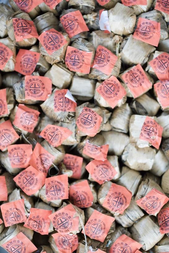 无人,竖图,俯视,室内,特写,白天,烹饪,中餐,叶子,端午节,一堆,堆叠,堆积,节日,庆祝,包装纸,粽叶,料理,食品,绿叶,粽子,文化,菜肴,美食,食物,庆典,中式,嫩叶,佳肴,纪念,堆,箬叶,芦苇叶,角黍,筒粽,叶,叶片,彩图,高角度拍摄