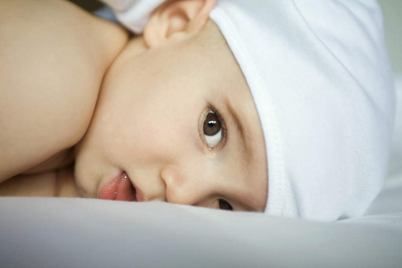 西方人,婴儿,儿童,一个人,笑,微笑,横图,室内,特写,白天,侧面,纯洁,欧洲,欧洲人,仅一个人,朦胧,模糊,纺织物,注视,裸露,小孩,毛巾,观察,看,趴着,清洁,可爱,活泼,赤裸,观看,保暖,察看,关注,瞪眼,宝宝,裸,透气,纯真,烂漫,无邪,防水,储水,耐磨,吸水,伶俐,天真,白种人,孩子,趴,半身,彩图