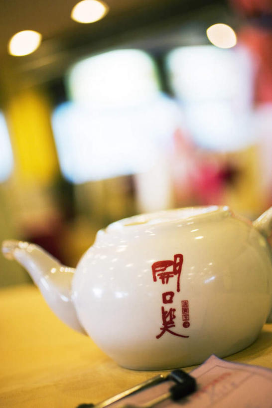 无人,竖图,室内,特写,白天,正面,餐桌,桌子,朦胧,模糊,标志,文字,字符,灯光,标识,吊灯,灯,茶壶,灯具,汉字,餐台,照明设备,中文,一壶,国文,华文,彩图